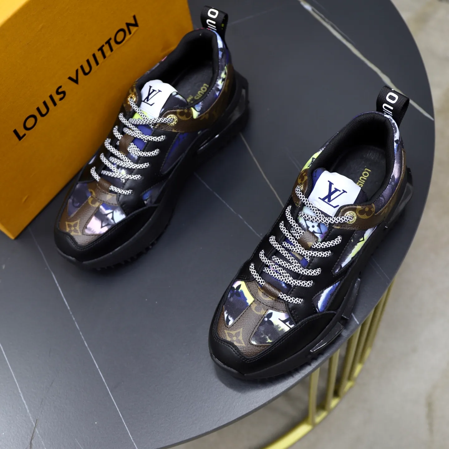 Ex-factory price: 462💰🙅‍♂️🙅‍♂️🙅‍♂️ Brand: LV Louis Vuitton Standard code: 38-44 (45 customized) Grade: Same as the official website Material: Original material splicing Comfortable and breathable lining Lightweight and wear-resistant sports outsole Style category: Men's fashionable casual shoes Running sneakers Distinguished luxury brand elements Top luxury Color: actual picture color